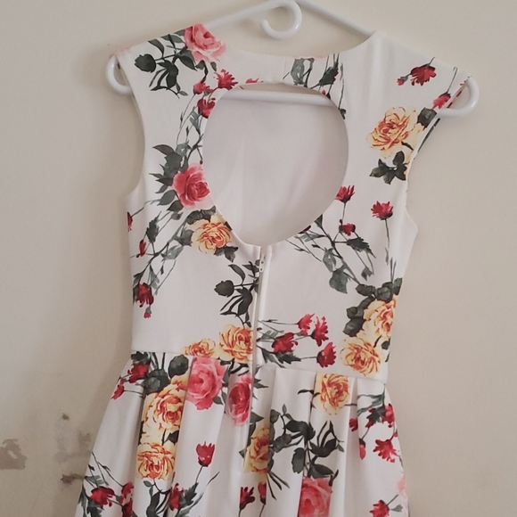 Dress - Picture 2 of 4